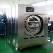         任何一種設(shè)備在使用一段時(shí)間后都難免發(fā)生故障，工業(yè)洗衣機(jī)用于長(zhǎng)期使用，經(jīng)過(guò)一段時(shí)間后，自然也會(huì)產(chǎn)生很多故障。南通海獅表示，設(shè)備出現(xiàn)故障也是難免的，關(guān)鍵是要知道出現(xiàn)故障是原因是什么，只有知道了原因才能找到避免故障的方法。         工業(yè)洗衣機(jī)電機(jī)缺相的危害比較大，有時(shí)會(huì)直接燒毀電機(jī)。缺相的原因一般是的三相電某一個(gè)相位發(fā)生缺失，危害相當(dāng)大，所以電氣部門完成工作之后需要好好的做詳細(xì)的檢查。        工業(yè)洗衣機(jī)在電壓不穩(wěn)的情況下或者是電路發(fā)生漏電的情況在電壓不穩(wěn)的情況下，電流會(huì)有時(shí)大有時(shí)小，在變動(dòng)比較大的情況下，會(huì)直接燒壞空開(kāi)。上海力凈表示，如果是在發(fā)生電壓不穩(wěn)的情況下，工業(yè)洗衣機(jī)的變頻器會(huì)發(fā)生保護(hù)，使電機(jī)停止。        工業(yè)洗衣機(jī)進(jìn)線不合符規(guī)格，容易使設(shè)備出現(xiàn)電氣故障。大功率的工業(yè)洗衣機(jī)，對(duì)電線的規(guī)格有著嚴(yán)格的規(guī)格，原則上是，電線越粗越安全。例如50kg的工業(yè)洗衣機(jī)，要求進(jìn)線的規(guī)格為10mm以上。當(dāng)工業(yè)洗衣機(jī)發(fā)生電氣故障的時(shí)候，維修人員要使用萬(wàn)用表檢查線路，找好問(wèn)題所在，才能很好的解決。